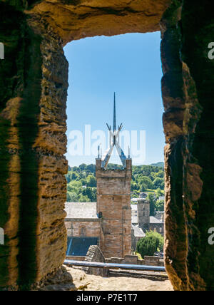 Der quadratische Turm mit modernen Metall Turm, St. Michael Pfarrkirche durch zerstörte Fenster von Linlithgow Palace, West Lothian, Schottland, Großbritannien Stockfoto