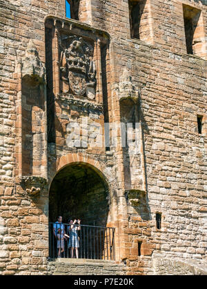 Besucher des zerstörten Eingang mit Blick auf Gründen, die mit der Frau ein Foto, Linlithgow Palace, West Lothian, Schottland, UK gerahmt Stockfoto