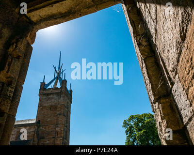 Der quadratische Turm mit modernen Metall Turm, St. Michael Pfarrkirche, die durch die zerstörten Fenster gesehen, Linlithgow Palace, West Lothian, Schottland, Großbritannien Stockfoto