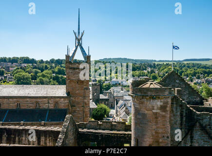 Der quadratische Turm mit modernen Metall Turm, St. Michael Pfarrkirche von der Oberseite des Linlithgow Palace, West Lothian, Schottland, Großbritannien Stockfoto