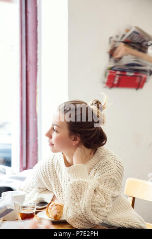 Frau träumen im Cafe Stockfoto