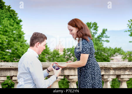 Junger Mann, Verlobungsring auf der Frau finger, Florenz, Toscana, Italien Stockfoto