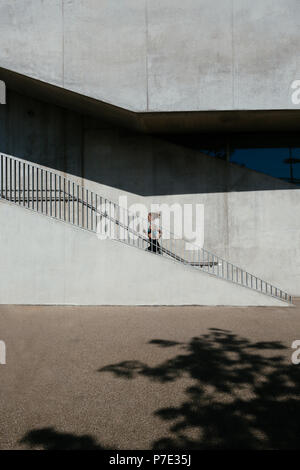 Junge Frau, die Treppe hinauf läuft Stockfoto