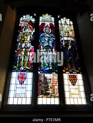 Glasfenster in Gray's Inn Kapelle auf der South Square, London, UK. Stockfoto