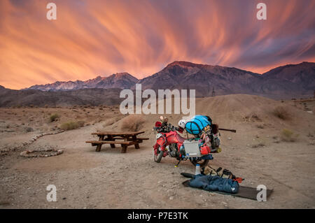 Teil entladen touring Motorrad an Picknick bei Sonnenuntergang geparkt, High Sierra National Forest, Kalifornien, USA Stockfoto
