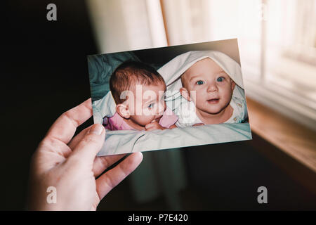 Mutter holding Foto von Twin Baby Mädchen und junge, Nahaufnahme einer Hand, die persönliche Perspektive Stockfoto