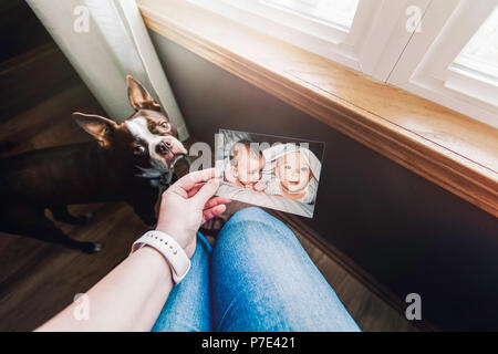 Mutter holding Foto von Twin Baby Mädchen und junge, persönliche Perspektive Stockfoto