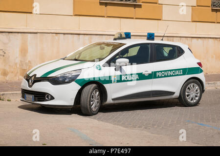 Italien Sizilien Agrigent moderne Polizei Auto weiß grün Streifen Polizia Provinciale Renault Clio Blue Lights geparkt, mit Kopfstein gepflasterten Straße Straße Stockfoto