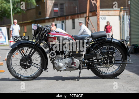 Jahrgang 1936 Vincent HRD Comet Motorrad auf der Schwungradseite Festival in Bicester Heritage Center. Oxfordshire, England Stockfoto