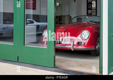 1958 Porsche 356 Speedster in einer Garage auf der Schwungradseite Festival. Heritage Center in Bicester, Oxfordshire, England Stockfoto