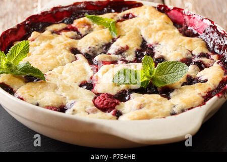 Köstliche Schuster Mix von Johannisbeeren, Himbeeren und Blaubeeren mit Minze in der Nähe auf den Tisch dekoriert. Horizontale Stockfoto