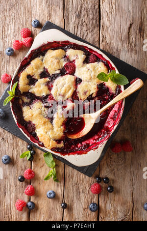 Englische Küche: berry Schuster ist mit Minze Nahaufnahme auf dem Tisch eingerichtet. Vertikal oben Ansicht von oben Stockfoto