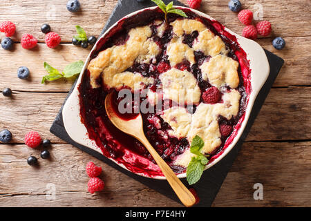 Englische Küche: berry Schuster ist mit Minze Nahaufnahme auf dem Tisch dekoriert. horizontal oben Ansicht von oben Stockfoto