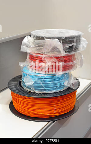 Verschiedene 3d-Drucker Filamente auf Spulen Stockfoto
