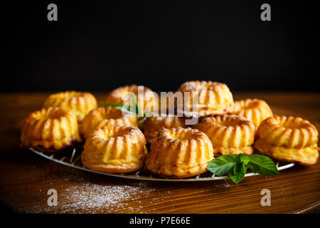 Süße Muffins Quark in Zucker Pulver auf den Tisch Stockfoto