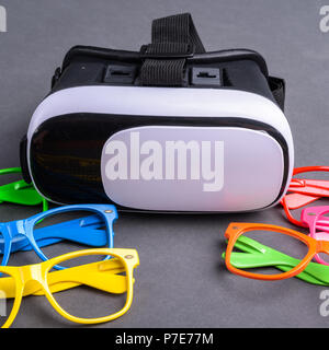 Bunten Brillen und Virtual Reality Brillen Stockfoto