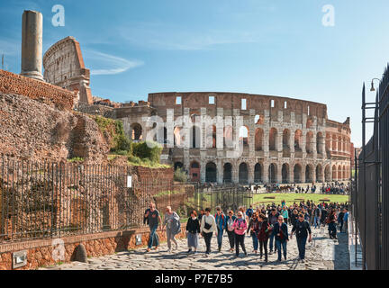 Italien, Rom, 9. März/2018, Touristen zu Fuß am Eingang der Kaiserlichen Foren, Via Sacra, das Kolosseum im Hintergrund Stockfoto