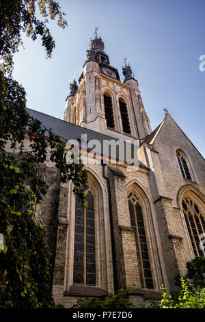 Nach oben gotische Kirche St. Martin's Blick auf einem hellen, sonnigen Tag. Kortrijk, Flandern, Belgien Stockfoto