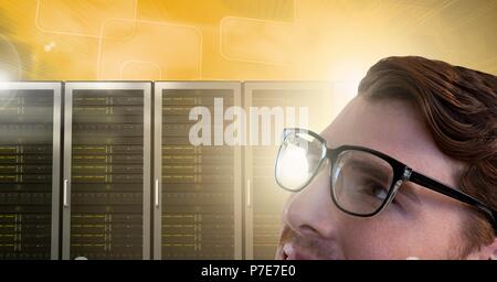 Mann mit Computern, Servern und Gläser Stockfoto
