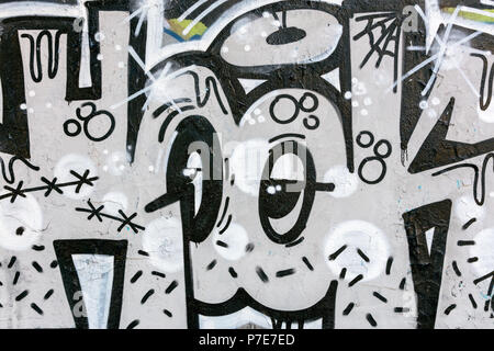 MINSK, Weißrussland - April 13, 2018: schöne schwarze und weiße Graffiti. zeitgenössische Kunst auf der Stadtmauer Stockfoto