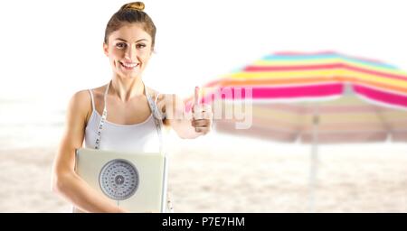 Frau mit Waagen auf Sommer Strand Stockfoto