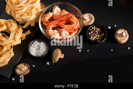 Fettuccine Bandnudeln mit Garnelen Garnelen, Kräuter und spic Stockfoto