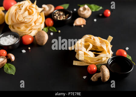 Fettuccine Bandnudeln einfügen mit Pilzen, Kräutern und Gewürzen Stockfoto