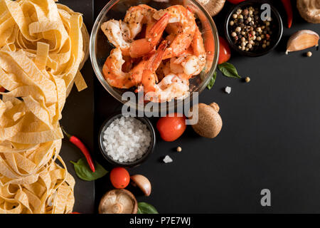 Fettuccine Bandnudeln mit Garnelen Garnelen, Kräuter und spic Stockfoto