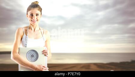 Frau mit Waagen in der Nähe von Meer Stockfoto