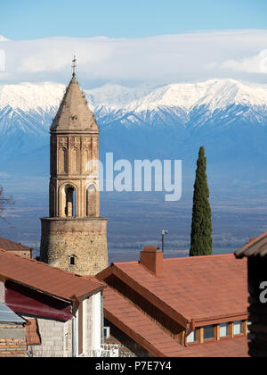 St. George Bell Tower und Kaukasus Snowy Mountains, Sighnaghi, der Region Kachetien, Georgien Stockfoto