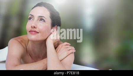 Happy spa Frau entspannt mit Wald Stockfoto