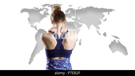 Athletische Passform Frau zurück halten mit Weltkarte Stockfoto
