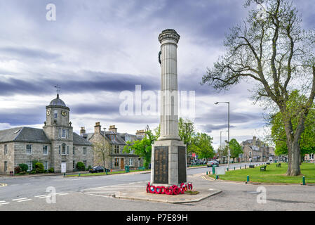 Marktplatz mit Kriegerdenkmal und Glockenturm der Speyside Haus, ehemaliges altes Waisenhaus im Ort Grantown-on-Spey, Moray, Highland, Schottland, UK Stockfoto