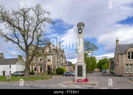 Marktplatz mit Kriegerdenkmal im Dorf in Grantown-on-Spey, Moray, Highland, Schottland, UK Stockfoto