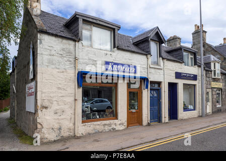 Highland Kiltmakers/Kiltmaker Shop in der Hohen Straße im Dorf in Grantown-on-Spey, Moray, Highland, Schottland, UK Stockfoto