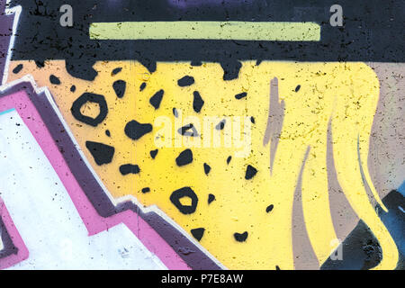 MINSK, Weißrussland - April 13, 2018: ein Teil der Wand Graffiti. verwitterte Lackierung. Farbenfrohe street art Stockfoto