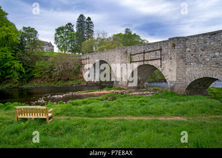 18. jahrhundert alten Spey Brücke über den River Spey in Grantown-on-Spey, Moray, Highland, Schottland, UK Stockfoto