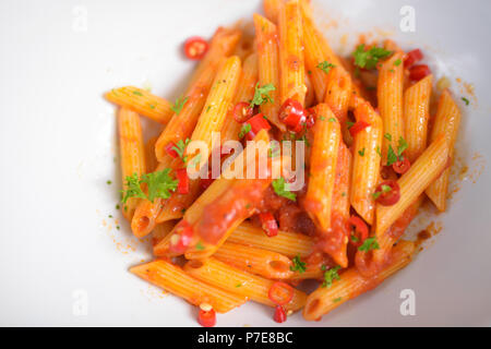 Penne Pasta mit Sauce Arrabiata Stockfoto