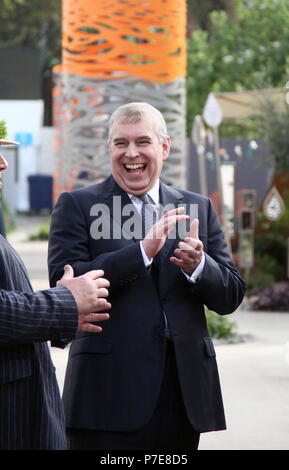 Prinz Andrew lachend, WÄHREND DIE TEILNAHME AN DER RHS Chelsea Flower Show. Stockfoto