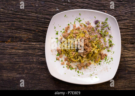 Tagliolini Pasta mit Pesto und Wurst Stockfoto