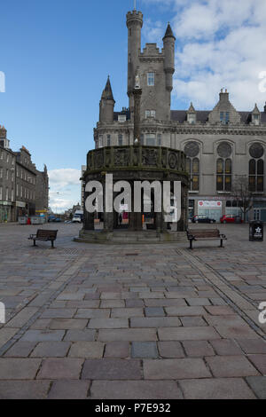 Mercat Cross, in der Granary Bereich der Aberrdeen, Schottland, Großbritannien. Die Heilsarmee Zitadelle im Hintergrund. Stockfoto