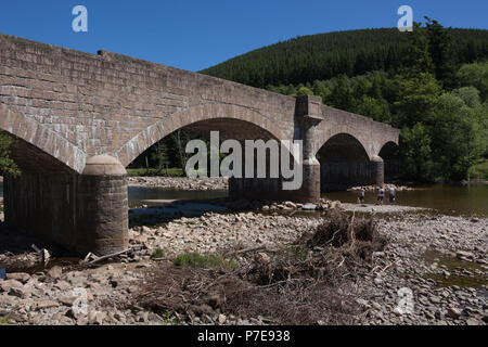 Royal Brücke, Ballater, Schottland, Großbritannien. Vier span Brücke über den Fluss Dee, gebaut aus rosa Granit von Ingenieuren Jenkins und Marr. Stockfoto