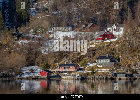 Das Dorf am Ufer des Osterfjorden, Norwegen. Aus den Bergen nach Mostraumen Kreuzfahrt. Stockfoto