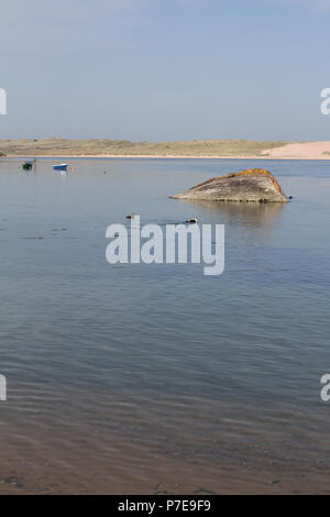 Die alten Schiffswrack in der Ythan Flussmündung, mit zwei kleinen Booten im Hintergrund, Newburgh, Aberdeenshire, Schottland, Großbritannien. Stockfoto