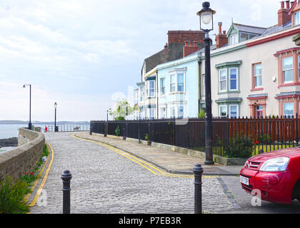 Viktorianischen Reihenhauses mit Blick auf das Meer auf der Landspitze Hartlepool, England Stockfoto