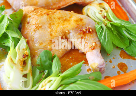 Rohes Hähnchen mit Knoblauch hoisin Sauce, Karotten und Baby Bok Choy Stockfoto