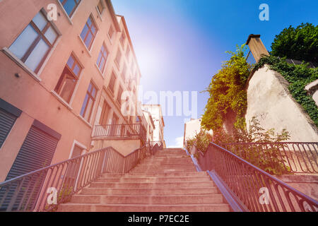 Treppe hinauf im alten Viertel von Lyon, Frankreich Stockfoto