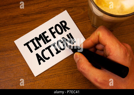 Konzeptionelle Hand schreiben Zeit zum Handeln motivieren. Business Foto text Dringlichkeit Ermutigung Herausforderung arbeiten Text Weißbuch Hand bewegen Stockfoto