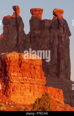 Sonnenaufgang auf dem Drei Klatschbasen Bildung im Arches Nationalpark in Utah. Stockfoto