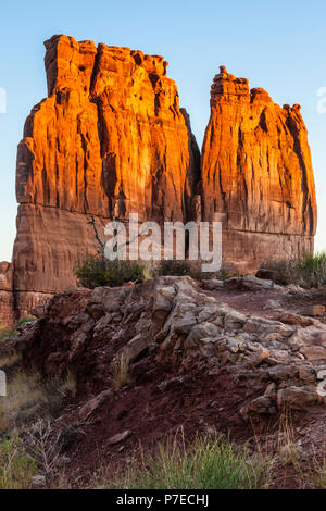 Sonnenaufgang bei der Orgelformation im Arches National Park, Utah. Arches National Park enthält die weltweit größte Konzentration von Natursteinbögen. Stockfoto